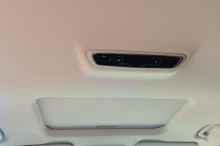 Used SAIC MAXUS G90 2022 2.0T Galaxy Seven-Seater Version Headliner