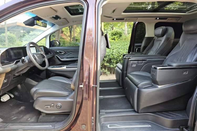 Used SAIC MAXUS G90 2022 2.0T Interstellar Seven-Seater Interior 1