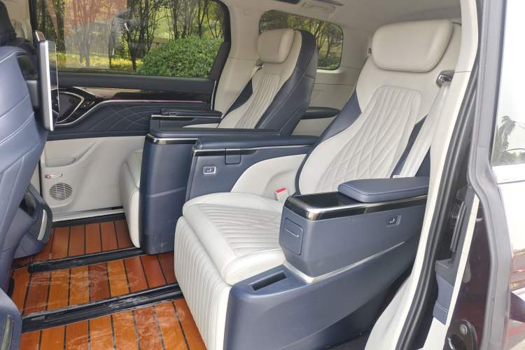 Used SAIC MAXUS G90 2022 2.0T Interstellar Seven-Seater Interior 4
