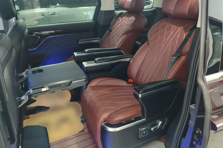 Used SAIC MAXUS G90 2022 2.0T Starry Seven-Seater Left Rear Seat