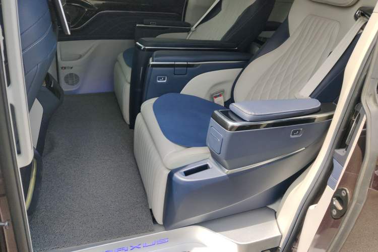 Used SAIC MAXUS G90 2022 2.0T Interstellar Seven-Seater Left Rear Seat