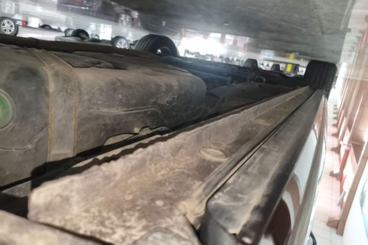 Used SAIC MAXUS G90 2022 2.0T Starry Seven-Seater Left Side Sill