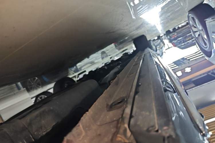 Used SAIC MAXUS G90 2022 2.0T Galaxy Seven-Seater Version Left Side Sill