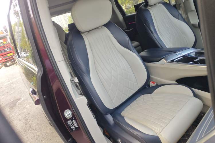 Used SAIC MAXUS G90 2022 2.0T Interstellar Seven-Seater Right Front Seat
