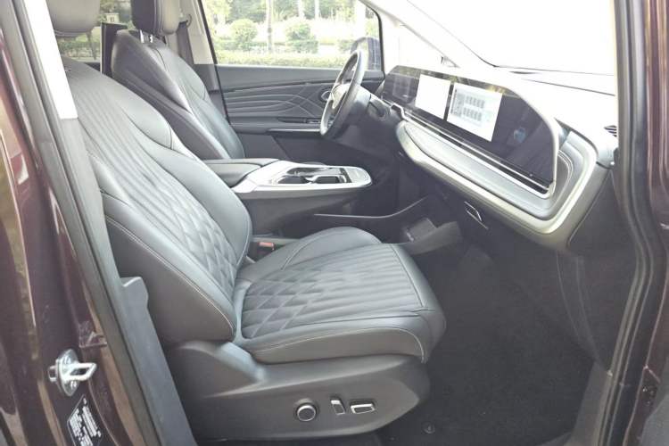 Used SAIC MAXUS G90 2022 2.0T Interstellar Seven-Seater Right Front Seat