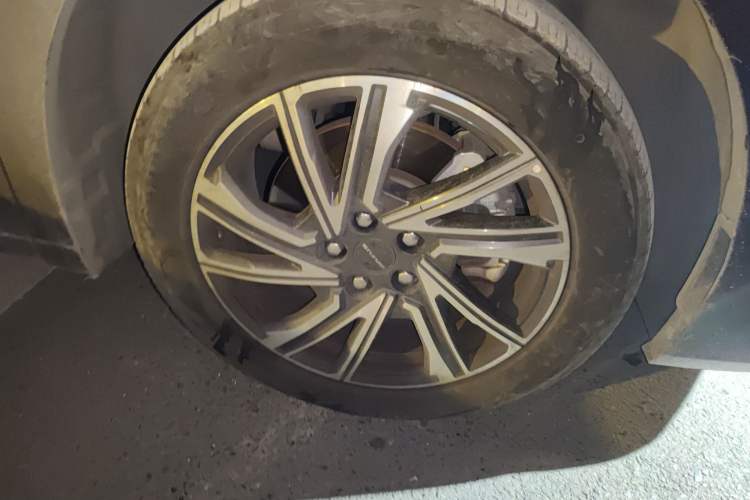 Used SAIC MAXUS G90 2022 2.0T Xingyun Seven-Seater Version Right Front Wheel Hub