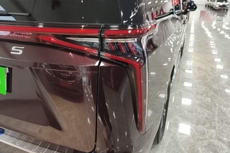 Used SAIC MAXUS G90 2022 2.0T Starry Seven-Seater Right Rear Taillight