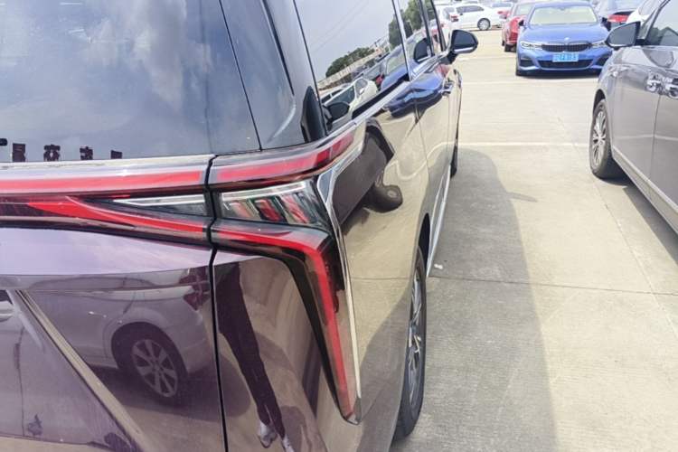 Used SAIC MAXUS G90 2022 2.0T Galaxy Seven-Seater Version Right Rear Taillight