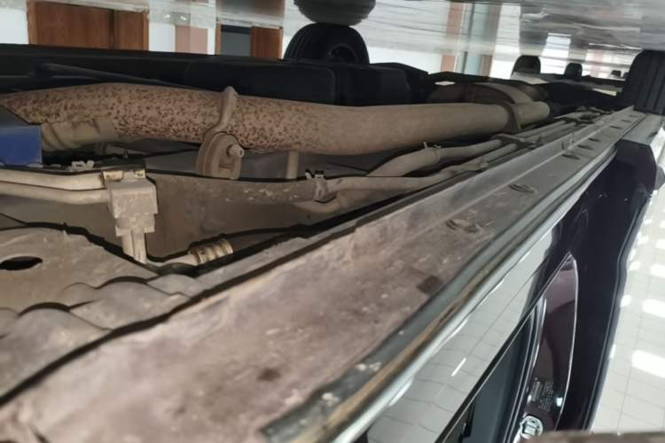 Used SAIC MAXUS G90 2022 2.0T Starry Seven-Seater Right Side Sill