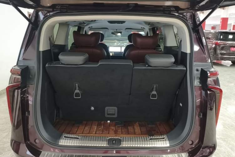 Used SAIC MAXUS G90 2022 2.0T Starry Seven-Seater Trunk