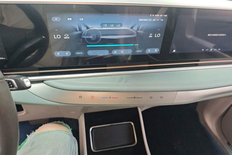 Used SAIC MAXUS G90 2022 2.0T Interstellar Seven-Seater Audio And AC Panel