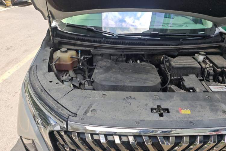 Used SAIC MAXUS G90 2022 2.0T Interstellar Seven-Seater Engine Bay Right