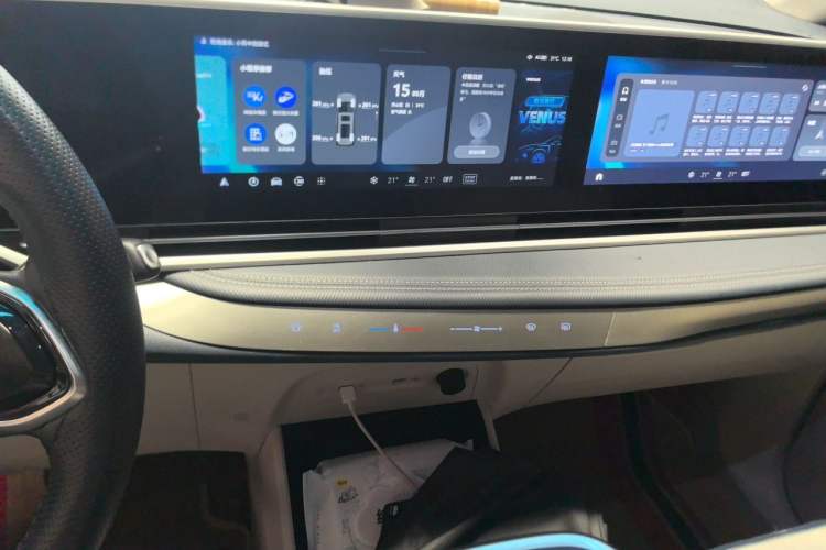 Used SAIC MAXUS G90 2022 2.0T Galaxy Seven-Seater Version Audio And AC Panel