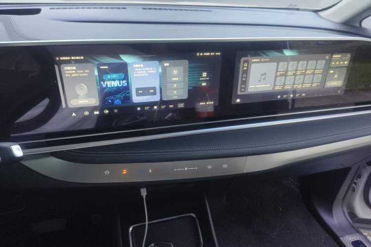 Used SAIC MAXUS G90 2022 2.0T Interstellar Seven-Seater Audio And AC Panel