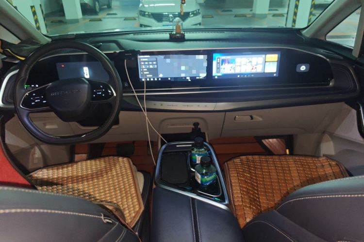 Used SAIC MAXUS G90 2022 2.0T Starry Seven-Seater Center Console
