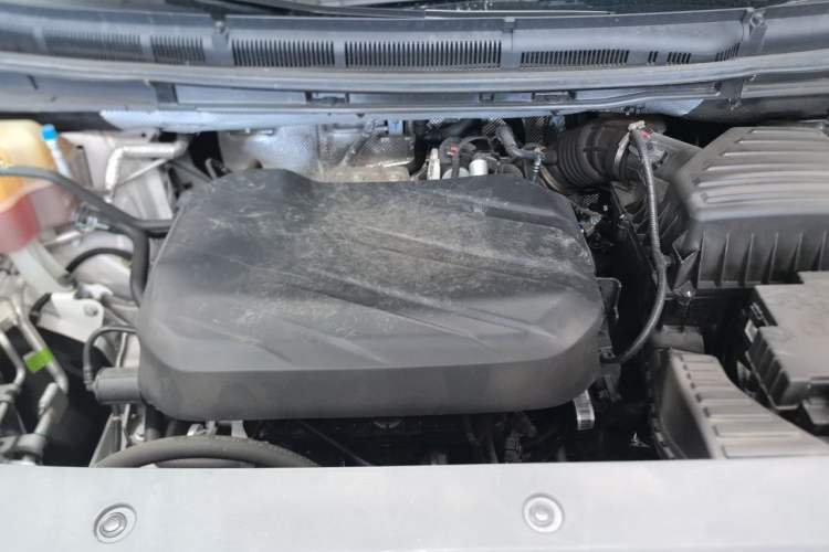 Used SAIC MAXUS G90 2022 2.0T Galaxy Seven-Seater Version Engine Bay