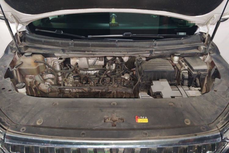 Used SAIC MAXUS G90 2022 2.0T Starry Seven-Seater Engine Bay
