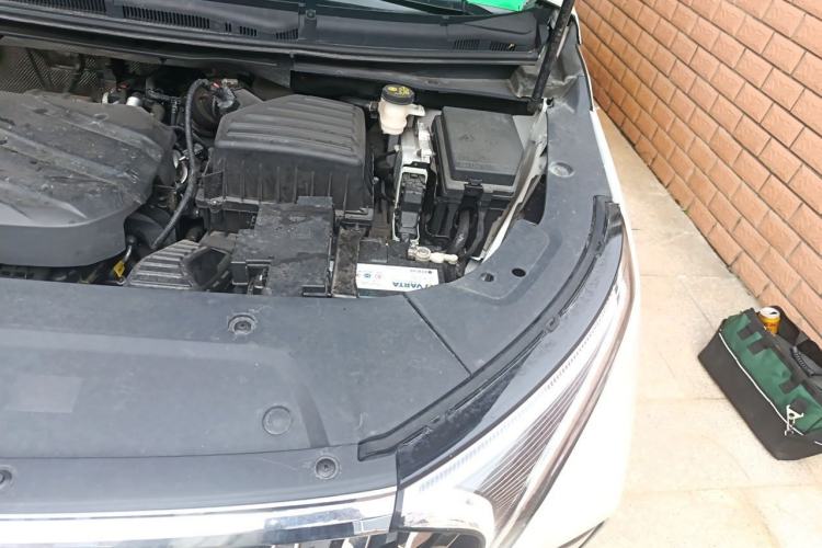 Used SAIC MAXUS G90 2022 2.0T Galaxy Seven-Seater Version Engine Bay Left