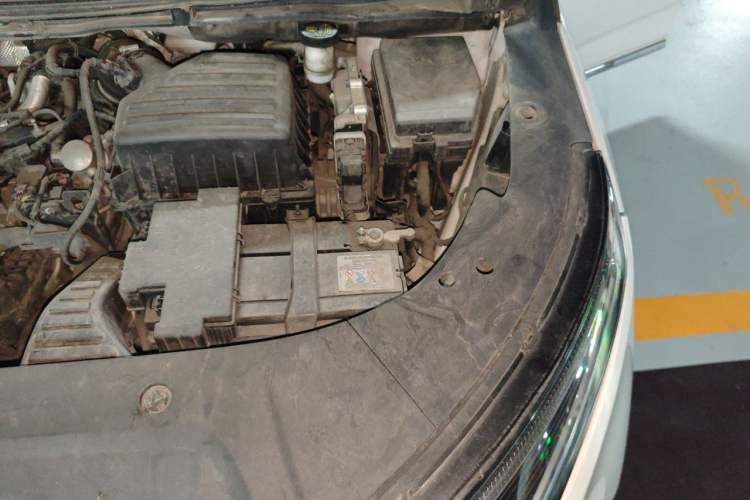 Used SAIC MAXUS G90 2022 2.0T Starry Seven-Seater Engine Bay Left