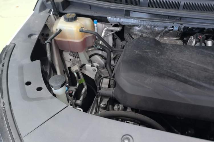 Used SAIC MAXUS G90 2022 2.0T Galaxy Seven-Seater Version Engine Bay Right