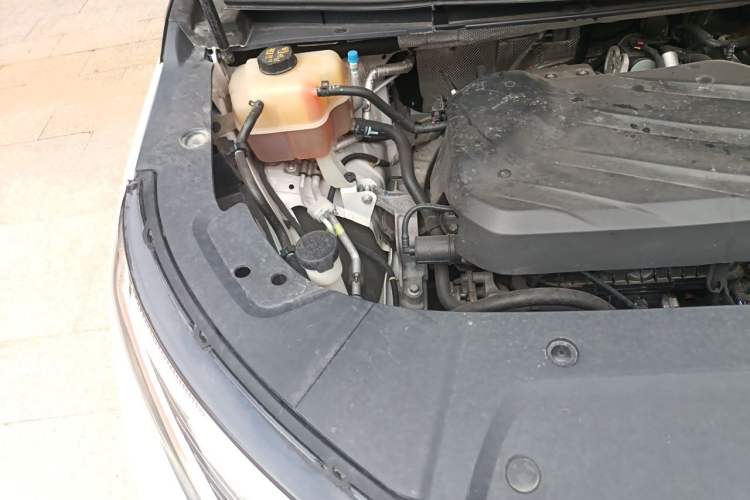 Used SAIC MAXUS G90 2022 2.0T Galaxy Seven-Seater Version Engine Bay Right