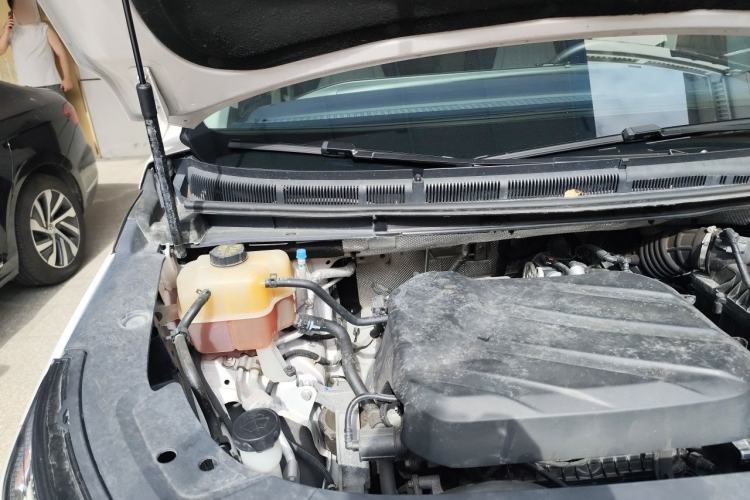 Used SAIC MAXUS G90 2022 2.0T Galaxy Seven-Seater Version Engine Bay Right