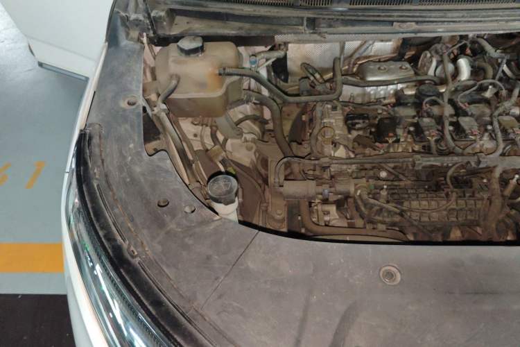 Used SAIC MAXUS G90 2022 2.0T Starry Seven-Seater Engine Bay Right