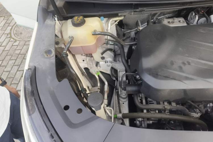 Used SAIC MAXUS G90 2022 2.0T Interstellar Seven-Seater Engine Bay Right