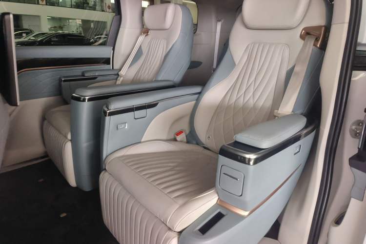 Used SAIC MAXUS G90 2022 2.0T Interstellar Seven-Seater Interior 1
