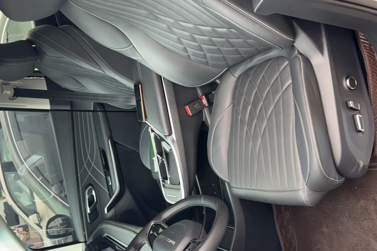Used SAIC MAXUS G90 2022 2.0T Starry Seven-Seater Interior 1