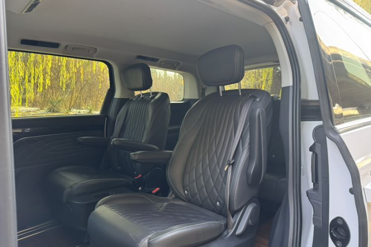 Used SAIC MAXUS G90 2022 2.0T Starry Seven-Seater Interior 2