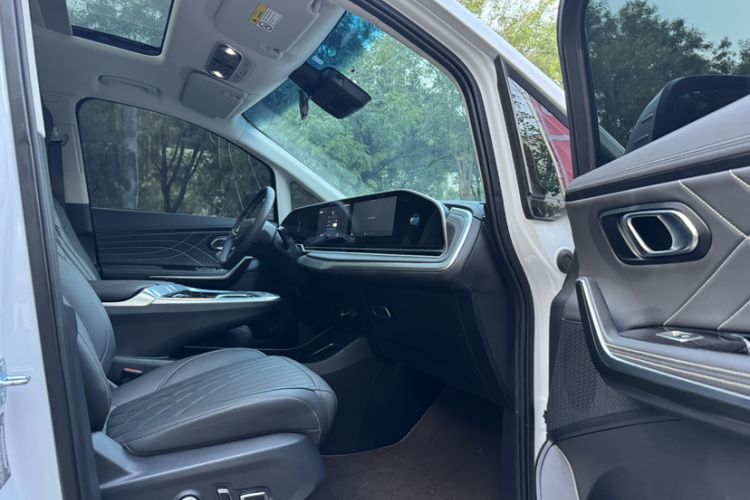 Used SAIC MAXUS G90 2022 2.0T Galaxy Seven-Seater Version Interior 2