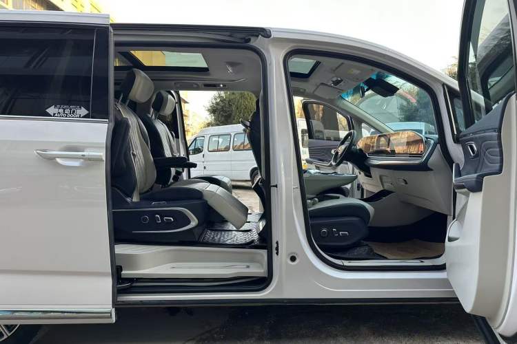 Used SAIC MAXUS G90 2022 2.0T Xingyun Seven-Seater Version Interior 3
