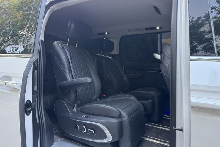 Used SAIC MAXUS G90 2022 2.0T Galaxy Seven-Seater Version Interior 3