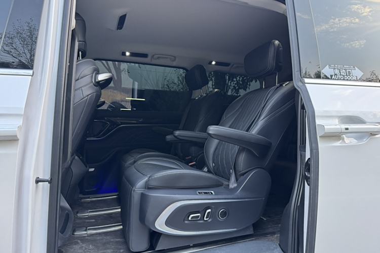 Used SAIC MAXUS G90 2022 2.0T Galaxy Seven-Seater Version Interior 7
