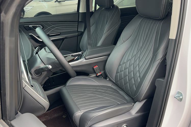 Used SAIC MAXUS G90 2022 2.0T Starry Seven-Seater Left Front Seat