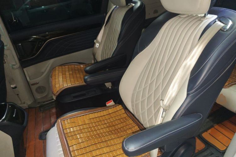 Used SAIC MAXUS G90 2022 2.0T Starry Seven-Seater Left Rear Seat