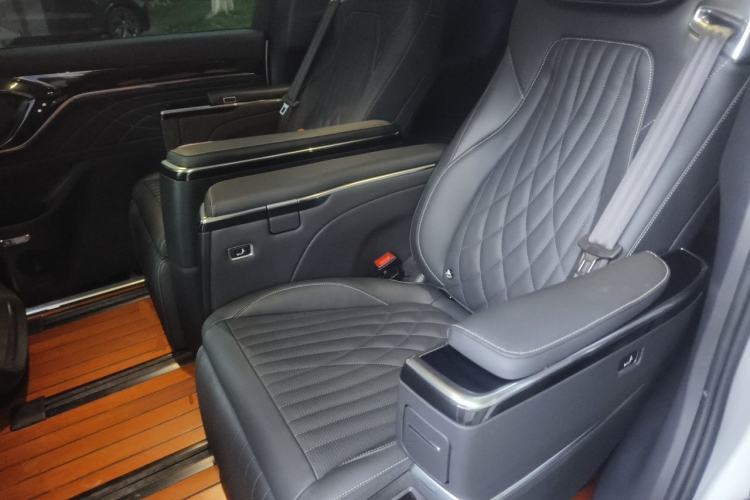 Used SAIC MAXUS G90 2022 2.0T Interstellar Seven-Seater Left Rear Seat