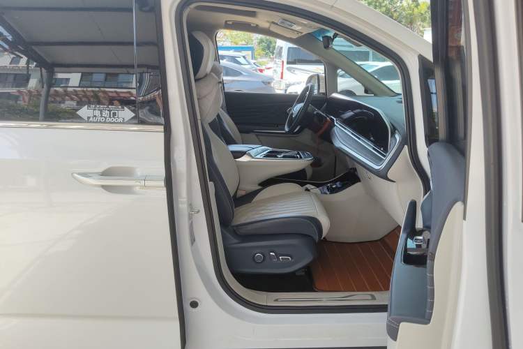 Used SAIC MAXUS G90 2022 2.0T Interstellar Six-Seater Edition Right Front Seat