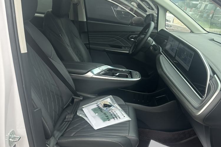 Used SAIC MAXUS G90 2022 2.0T Starry Seven-Seater Right Front Seat