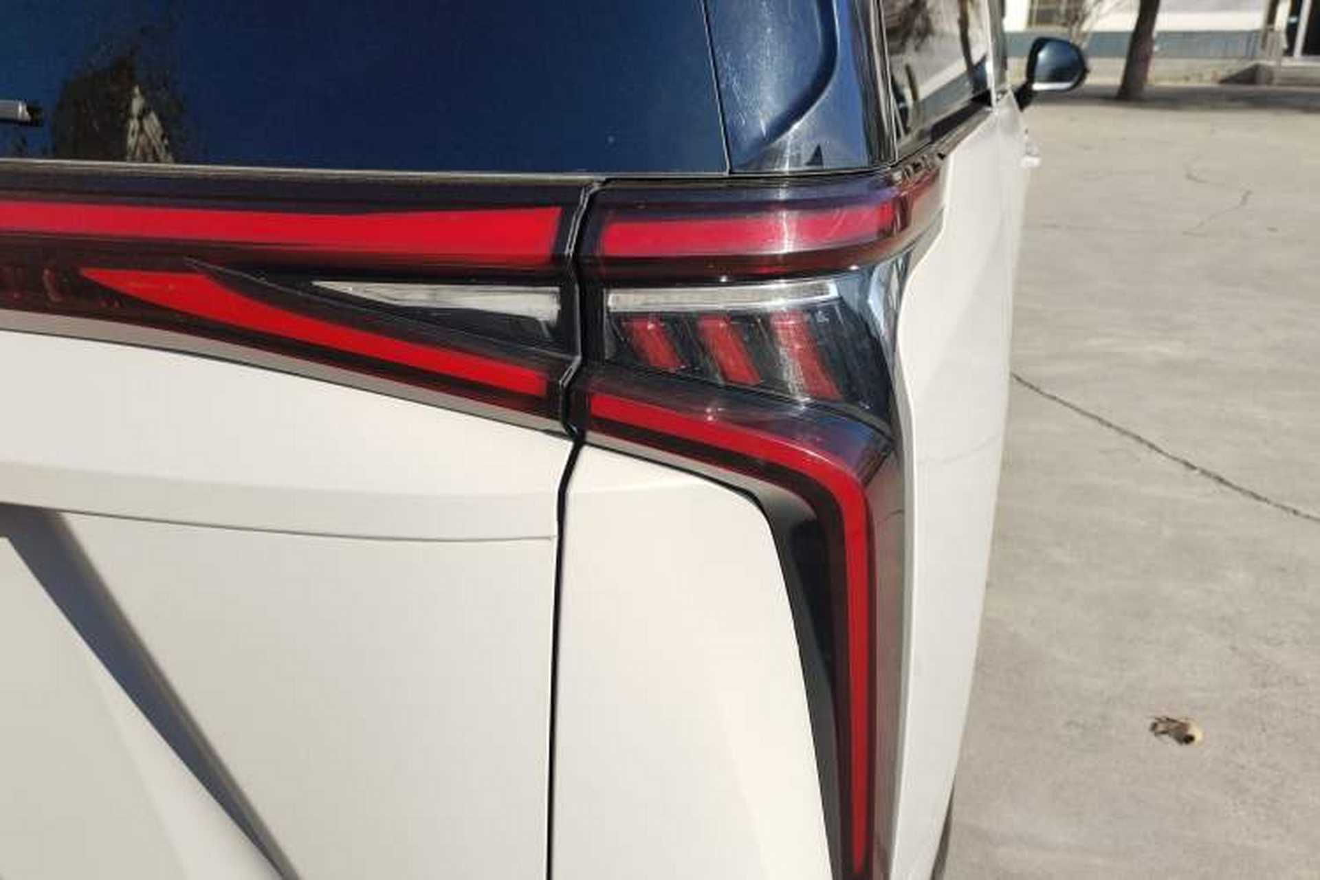 Used SAIC MAXUS G90 2022 2.0T Starry Seven-Seater Right Rear Taillight