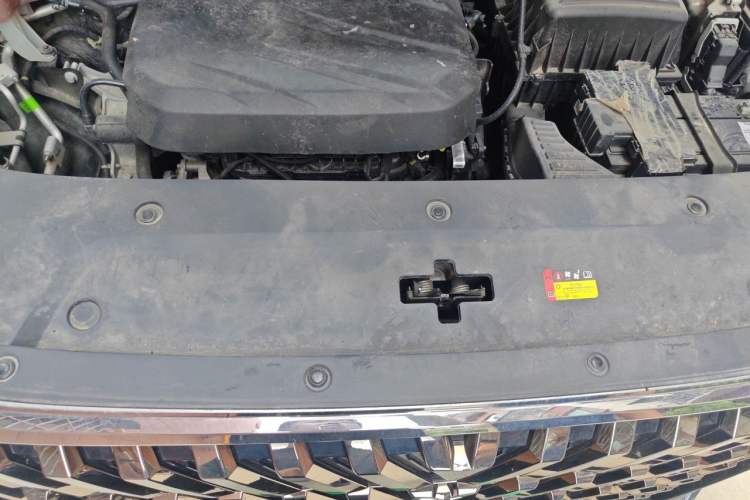 Used SAIC MAXUS G90 2023 2.0T Nebula Six-Seater Engine Bay