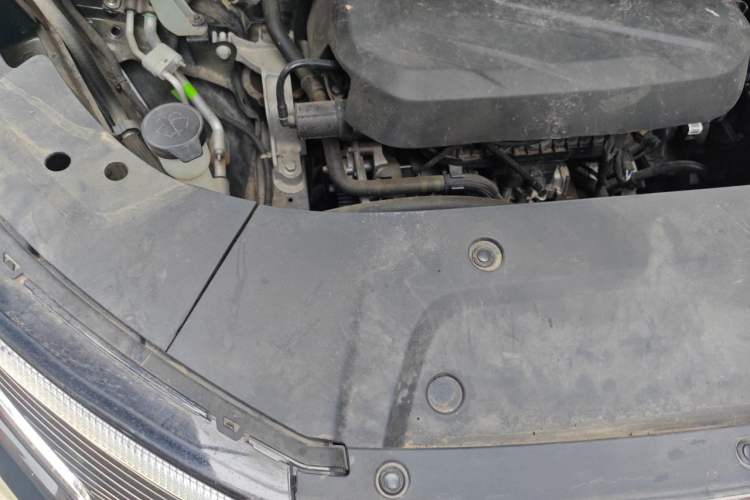 Used SAIC MAXUS G90 2023 2.0T Nebula Six-Seater Engine Bay Right
