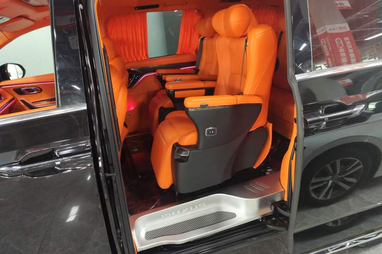 Used SAIC MAXUS G90 2023 2.0T Starry Seven-Seater Interior 4