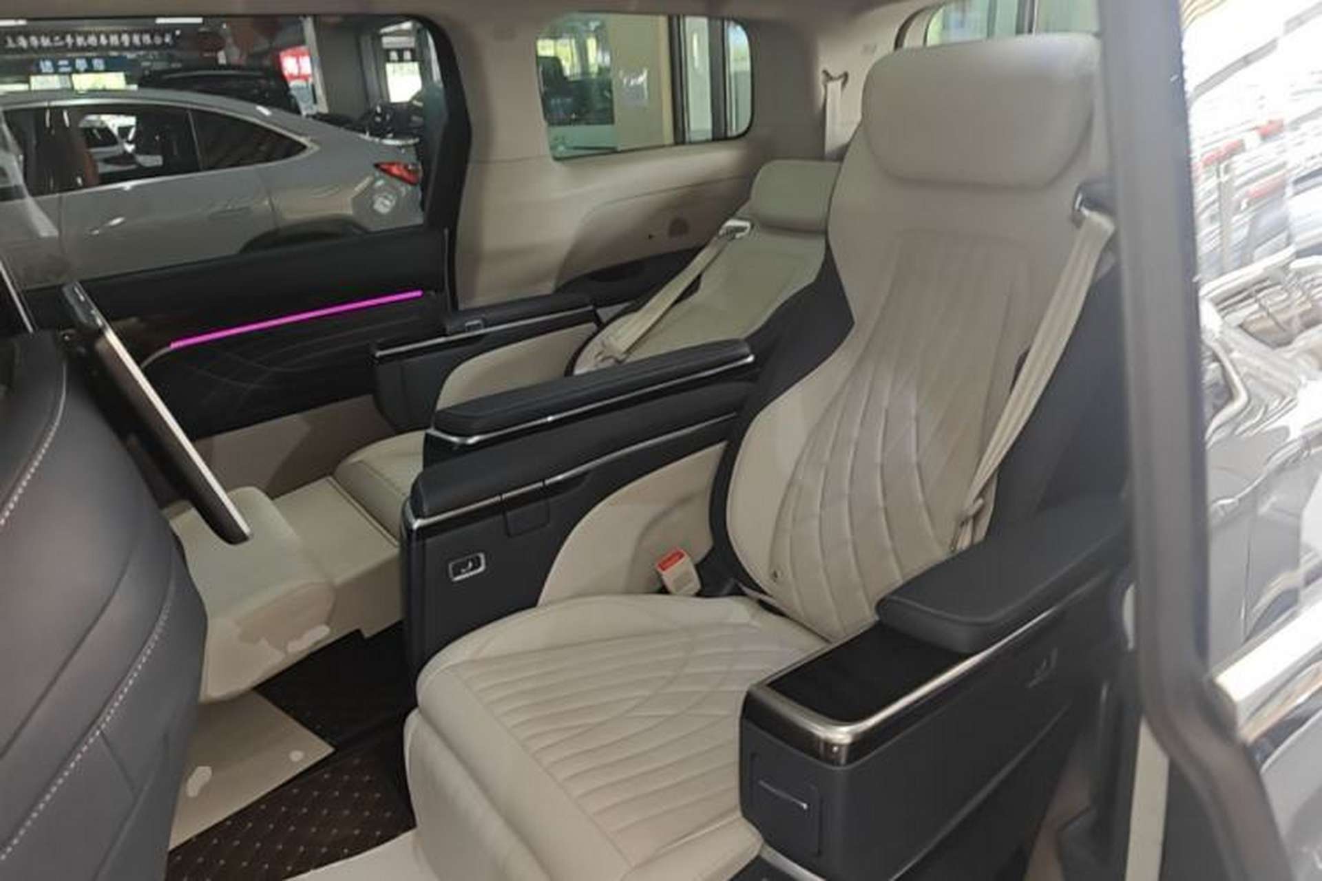 Used SAIC MAXUS G90 2023 2.0T Interstellar Seven-Seater Left Rear Seat
