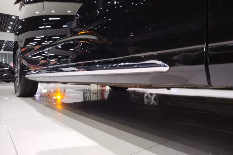 Used SAIC MAXUS G90 2023 2.0T Interstellar Six-Seater Version Right Side Sill