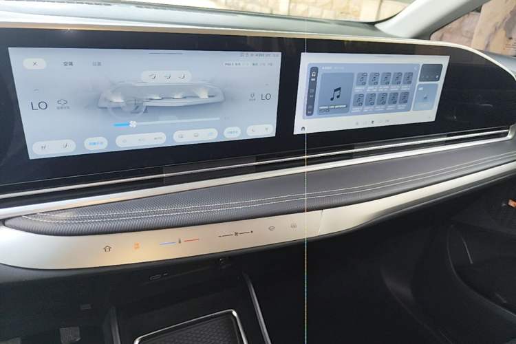 Used SAIC MAXUS G90 2023 2.0T Interstellar Flagship Edition Audio And AC Panel