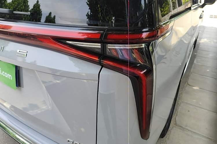 Used SAIC MAXUS G90 2023 2.0T Interstellar Flagship Edition Right Rear Taillight