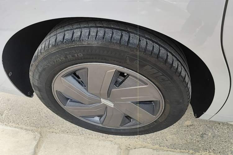 Used SAIC MAXUS G90 2023 2.0T Interstellar Flagship Edition Right Rear Wheel Hub