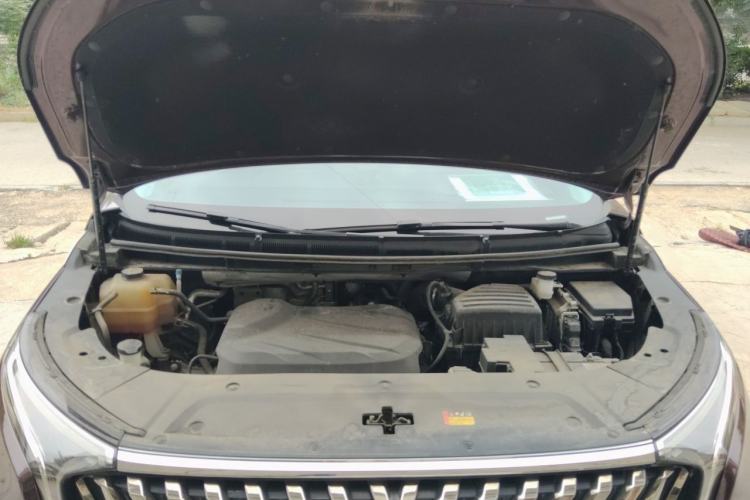 Used SAIC MAXUS G90 2023 2.0T Starry Seven-Seater Engine Bay